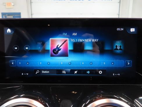 Used 2022 Mercedes-Benz GLB 250 4MATIC image 16