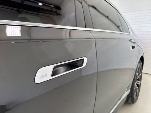 Used 2024 BMW i7 xDrive60 w/ Premium Package image 12