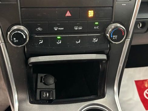 Used 2015 Toyota Camry SE image 24