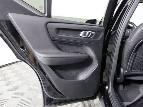 Used 2022 Volvo XC40 T5 R-Design image 16