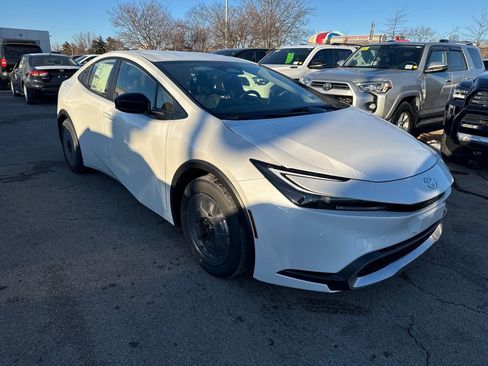 New 2026 Toyota Prius Plug-In Hybrid FWD image 8