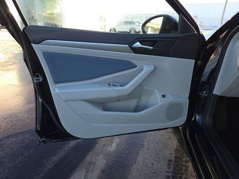 Used 2025 Volkswagen Jetta SE image 9