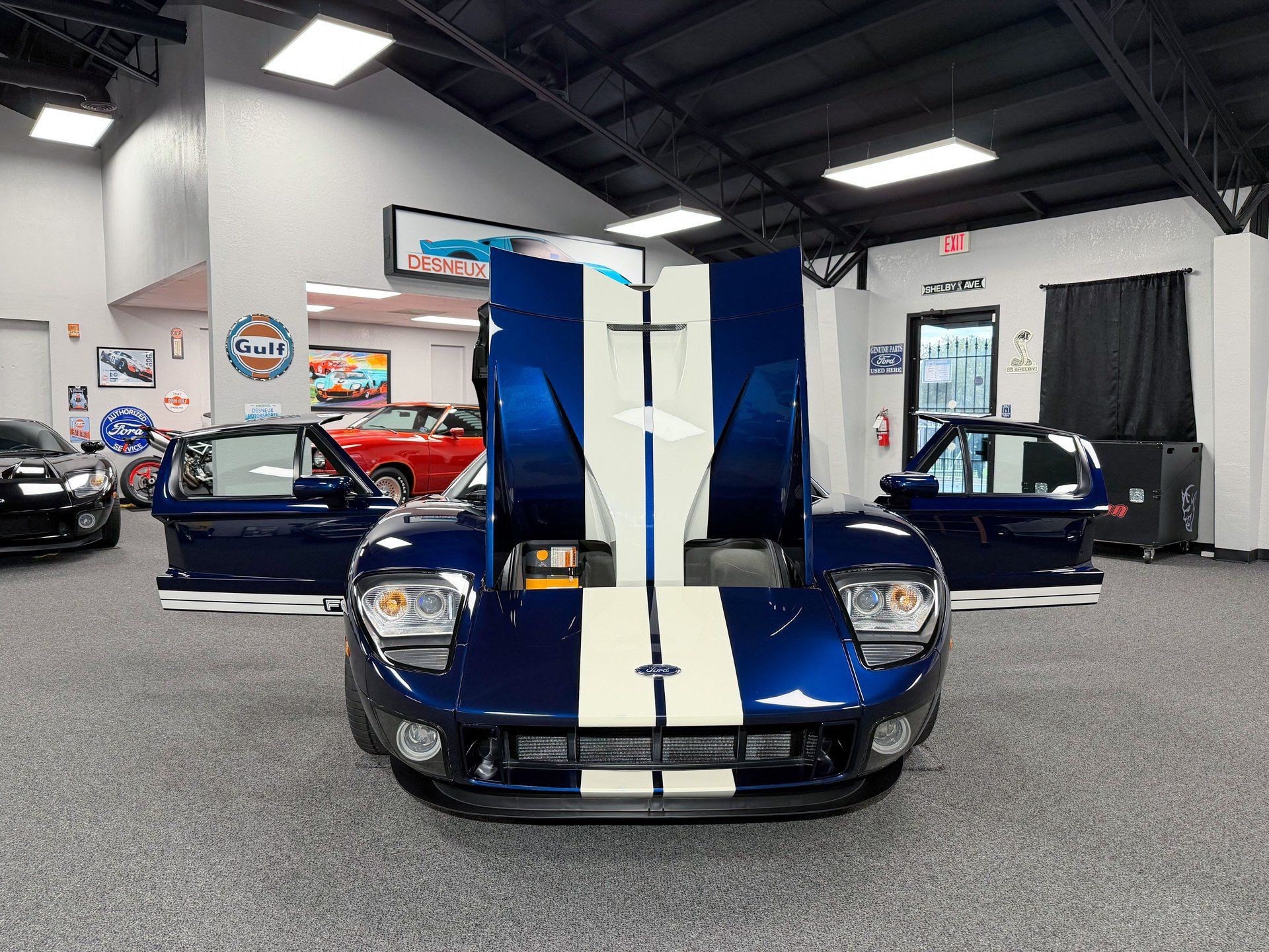Used 2006 Ford GT RWD image 11