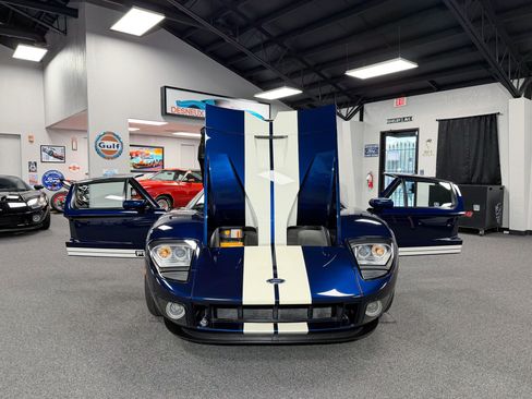 Used 2006 Ford GT RWD image 11