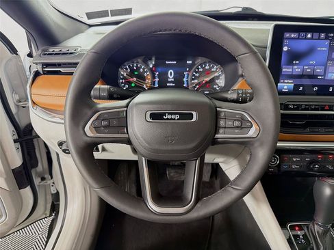 Used 2023 Jeep Compass Limited w/ Sun and Sound Group AWD/4WD image 3