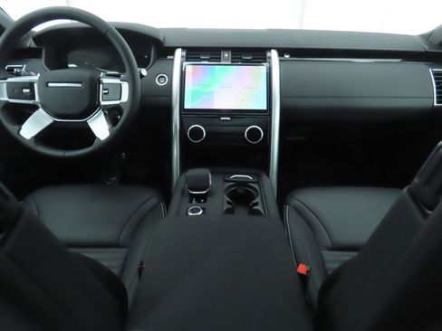 Used 2025 Land Rover Discovery S image 13