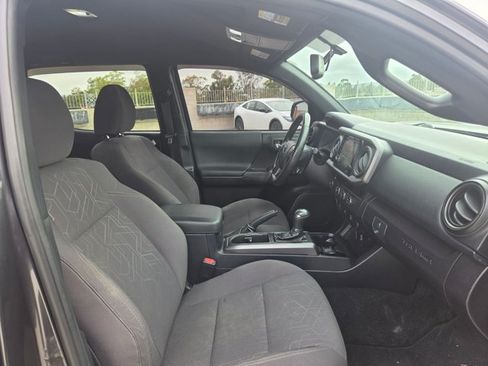 Used 2017 Toyota Tacoma TRD Sport w/ Tow Package RWD image 19