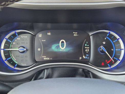 Used 2024 Chrysler Pacifica Select image 16