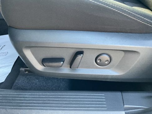 Used 2025 Nissan Rogue SV FWD image 9