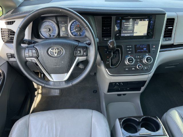 Used 2017 Toyota Sienna XLE Premium FWD image 11