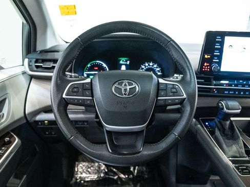 Used 2022 Toyota Sienna XLE image 14