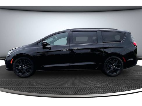 Used 2025 Chrysler Pacifica Limited FWD image 16