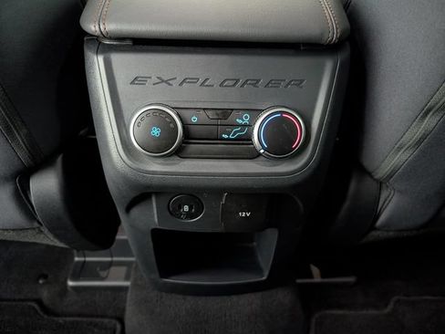 Used 2025 Ford Explorer Active AWD/4WD image 11
