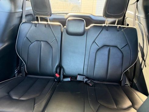 Used 2025 Chrysler Pacifica Limited image 11