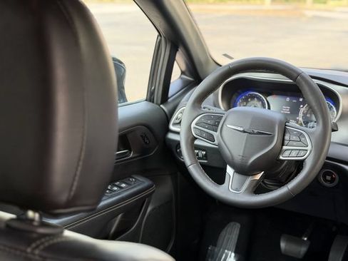 Used 2025 Chrysler Pacifica Select FWD image 39