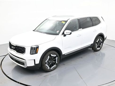 Used 2024 Kia Telluride EX w/ EX Captain's Chair Package image 21