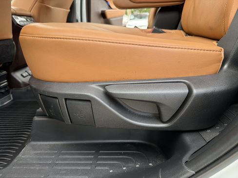 Used 2020 Toyota Highlander Platinum FWD image 27