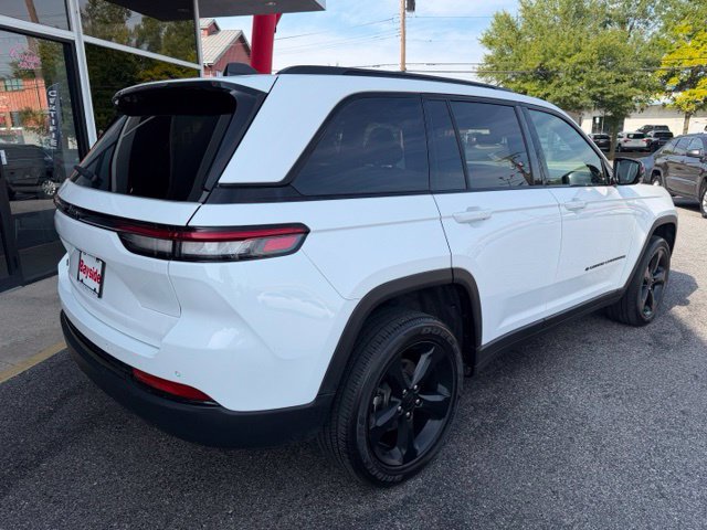 Used 2023 Jeep Grand Cherokee Altitude AWD/4WD image 16