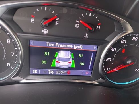 Used 2023 Chevrolet Equinox Premier image 17