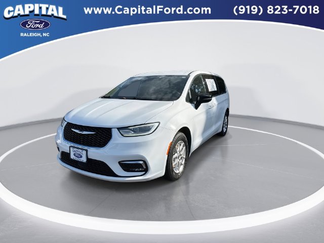 Used 2025 Chrysler Pacifica Select FWD image 4