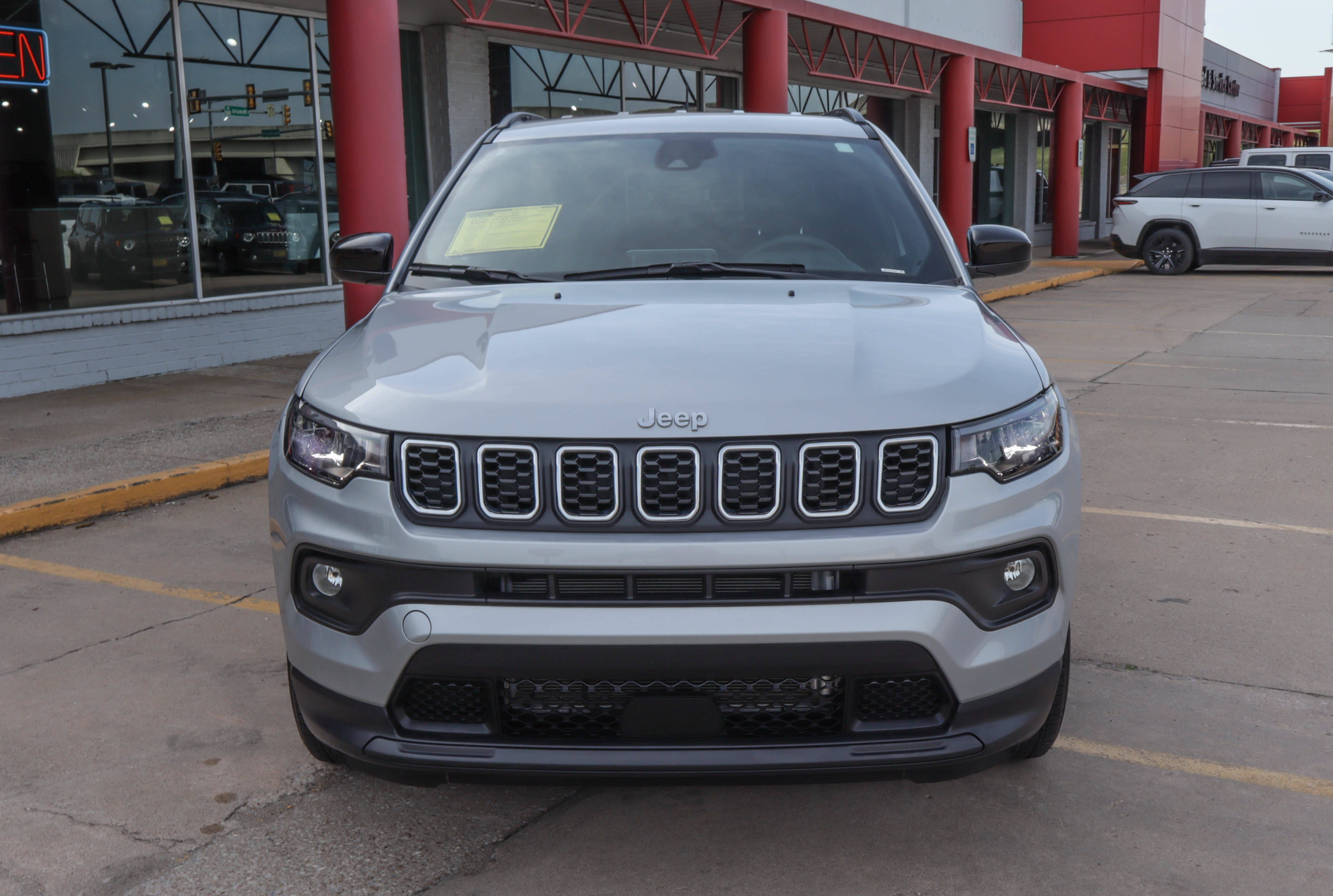 Used 2025 Jeep Compass Latitude AWD/4WD image 3