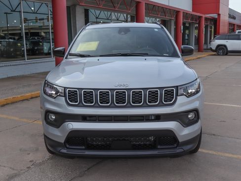 Used 2025 Jeep Compass Latitude AWD/4WD image 3