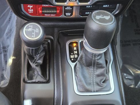 Used 2025 Jeep Wrangler Unlimited Rubicon 4xe w/ Convenience Group AWD/4WD image 17
