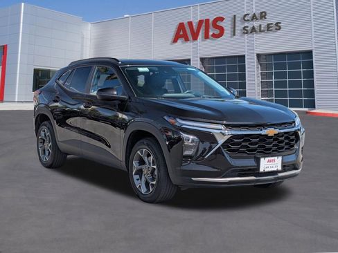 Used 2025 Chevrolet Trax LT w/ LT Convenience Package image 3