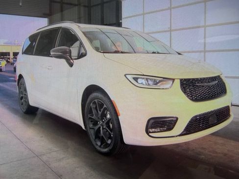 Used 2025 Chrysler Pacifica Limited FWD image 1