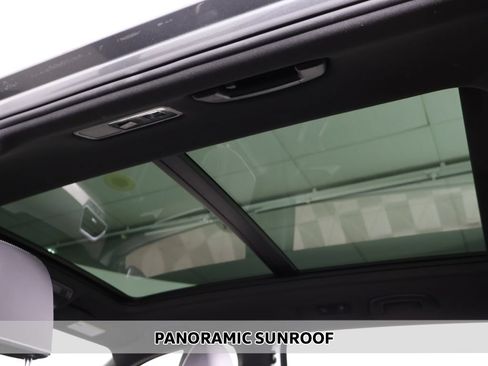 Used 2023 Volkswagen Tiguan SE R-Line FWD image 3