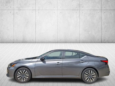 Used 2024 Nissan Altima 2.5 SV image 2