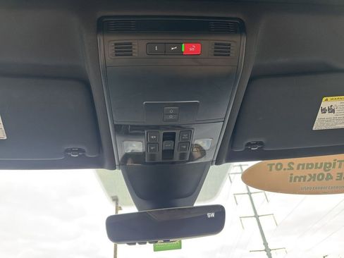 Used 2023 Volkswagen Tiguan SE w/ Panoramic Sunroof Package FWD image 16