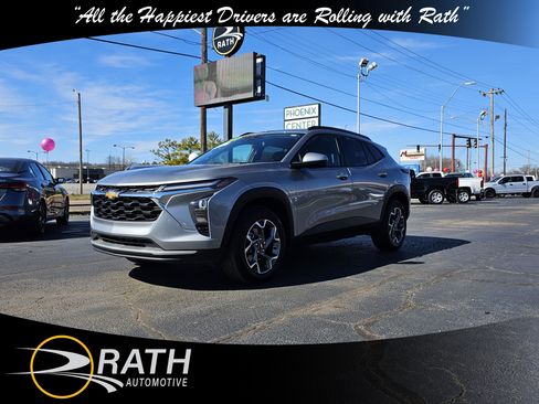 Used 2025 Chevrolet Trax LT image 1