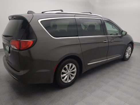Used 2018 Chrysler Pacifica Touring-L image 10