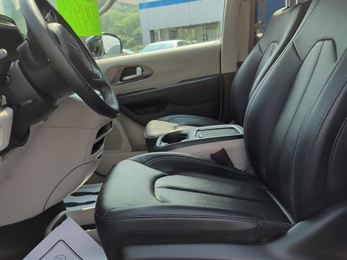 Used 2024 Chrysler Pacifica Touring-L FWD image 11