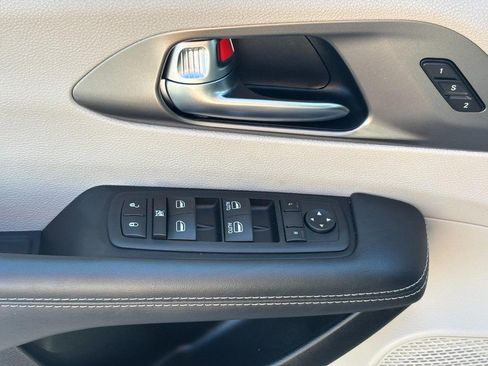 Used 2023 Chrysler Pacifica Touring-L FWD image 17
