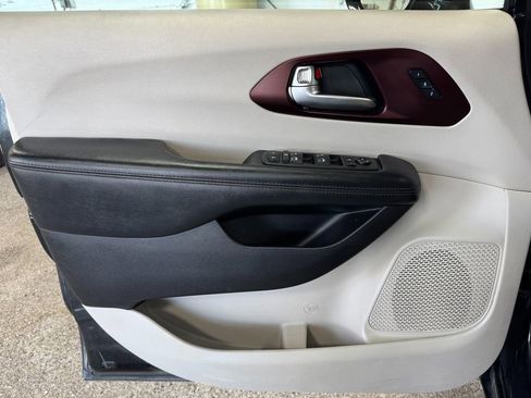 Used 2019 Chrysler Pacifica Limited FWD image 10