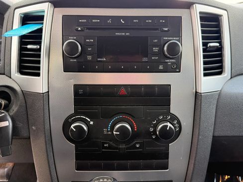 Used 2010 Jeep Grand Cherokee Laredo AWD/4WD image 25
