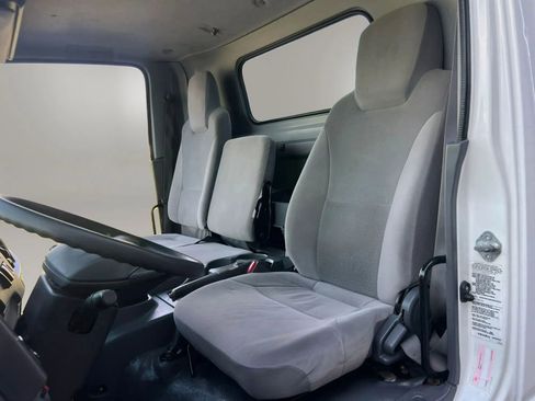 Used 2019 Isuzu NPR RWD image 8