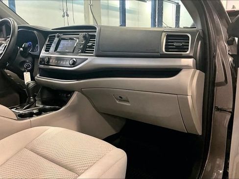 Used 2019 Toyota Highlander LE AWD/4WD image 16
