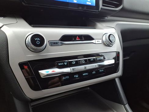 Certified 2023 Ford Explorer XLT w/ Class IV Trailer Tow Package image 22