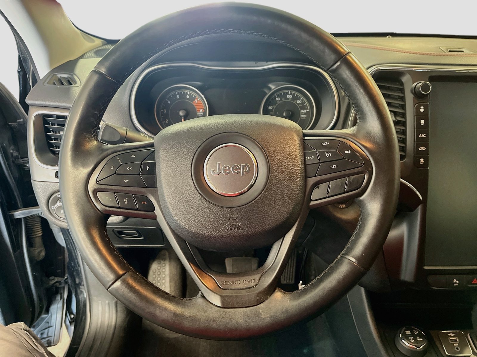 Used 2019 Jeep Cherokee Trailhawk w/ Cold Weather Group AWD/4WD image 11