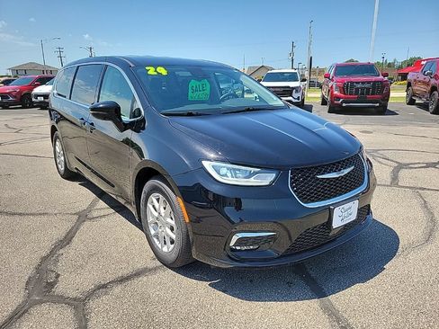 Used 2024 Chrysler Pacifica Touring-L FWD image 3