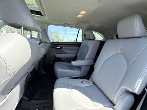 Used 2022 Toyota Highlander XLE image 24