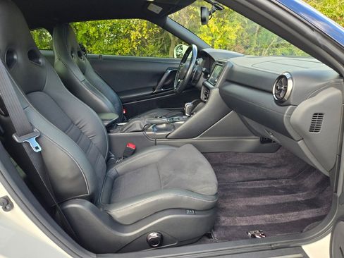 Used 2020 Nissan GT-R Premium image 32