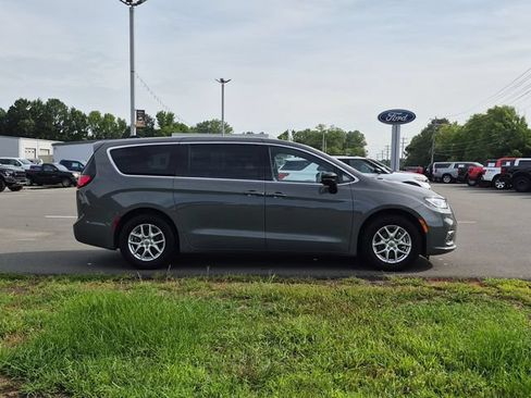 Used 2025 Chrysler Pacifica Select FWD image 14