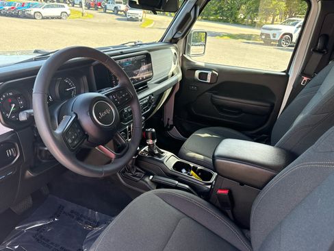 Used 2024 Jeep Wrangler Unlimited w/ Convenience Group AWD/4WD image 9