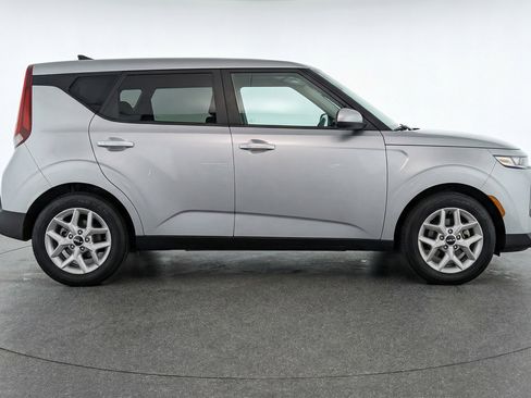 Used 2025 Kia Soul LX w/ LX Technology Package image 11