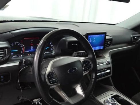 Used 2023 Ford Explorer XLT AWD/4WD image 2