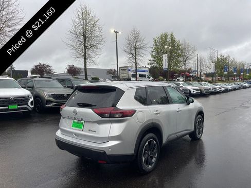 Used 2024 Nissan Rogue SV AWD/4WD image 3